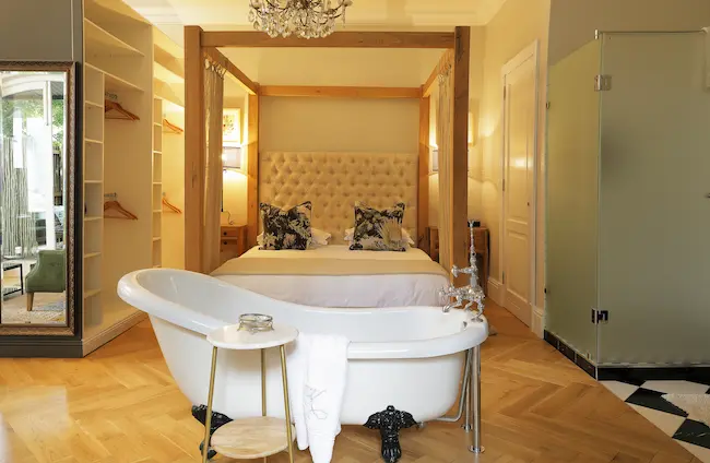 Deluxe Suite bedroom with Oak 4 Poster Bed